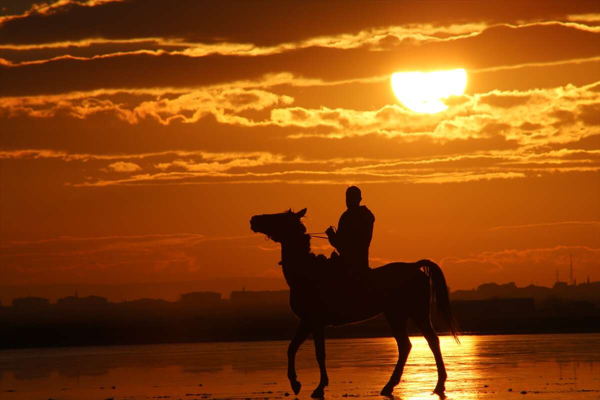 Tuz Gölü'ndeki gün batımı görsel şölen oluşturdu 2